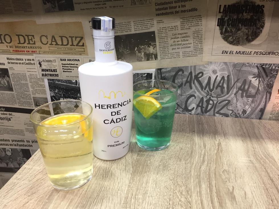 Botella de Herencia de Cádiz con dos vasos de Gin tonic